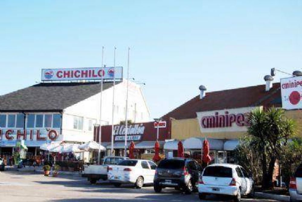 Denuncian que un centenar de gastron�micos son obligados a trabajar con �medio jornal�en el Centro Comercial del Puerto
