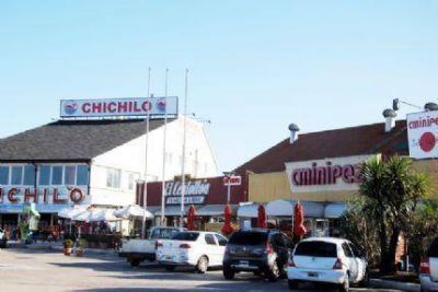 Denuncian que un centenar de gastron�micos son obligados a trabajar con �medio jornal�en el Centro Comercial del Puerto