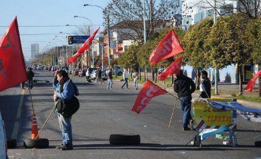 El Consejo Escolar contin�a tomado y la avenida Colon fue cortada parcialmente al tr�nsito