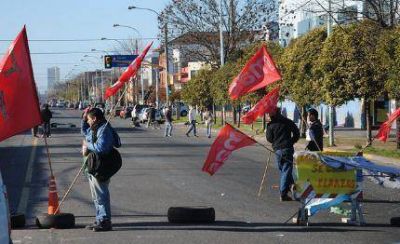 El Consejo Escolar contin�a tomado y la avenida Colon fue cortada parcialmente al tr�nsito