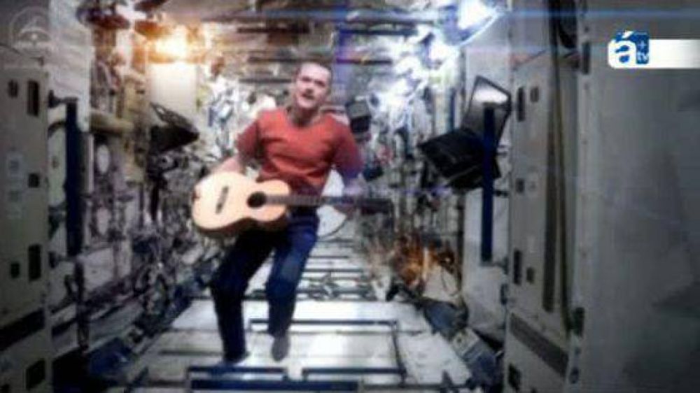 Cantando a Bowie, astronauta recorre la Estaci�n Espacial