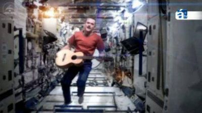 Cantando a Bowie, astronauta recorre la Estaci�n Espacial