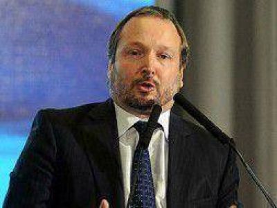 Sabbatella: "Macri escribe y firma lo que le dicta Magnetto"