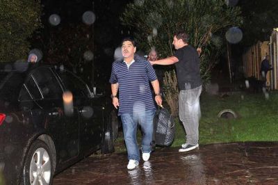 Diego Maradona apedre� a fot�grafos en la banquina de una autopista
