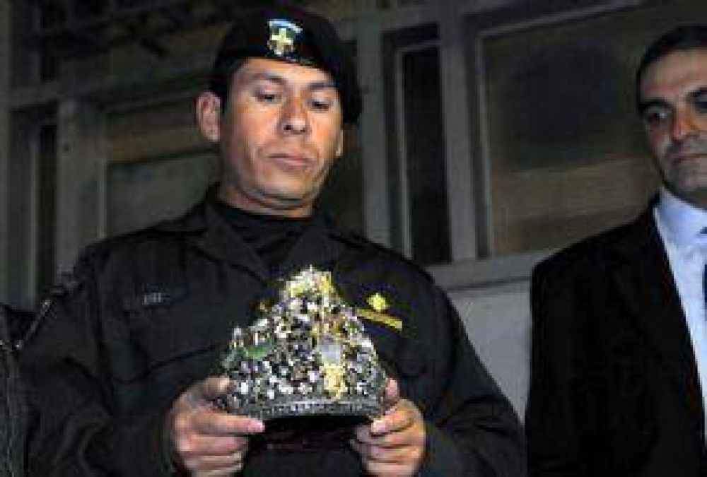 Pol�mica por el abogado que devolvi� la corona y no dice qui�n la rob�