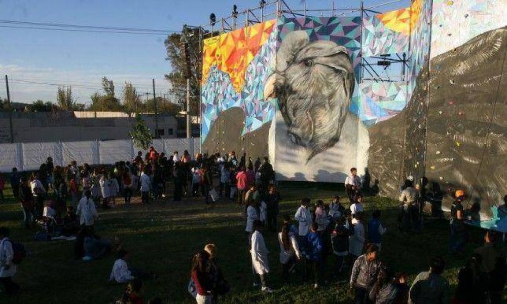 Abri� la muestra de ciencia "La Br�jula" y unos 8 mil chicos la visitaron en la primera jornada