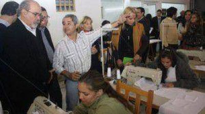 Ib��ez dijo que a trav�s del Fontex confeccionar�n 100 mil guardapolvos