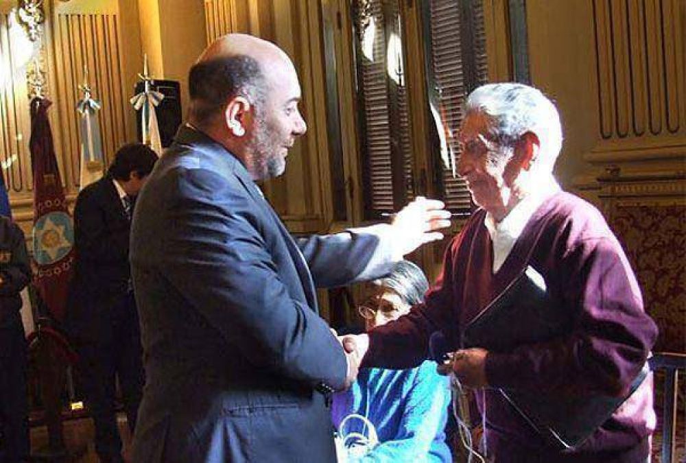 Sobrevivientes del �Mal�n de la paz� de 1946 fueron homenajeados en Casa de Gobierno
