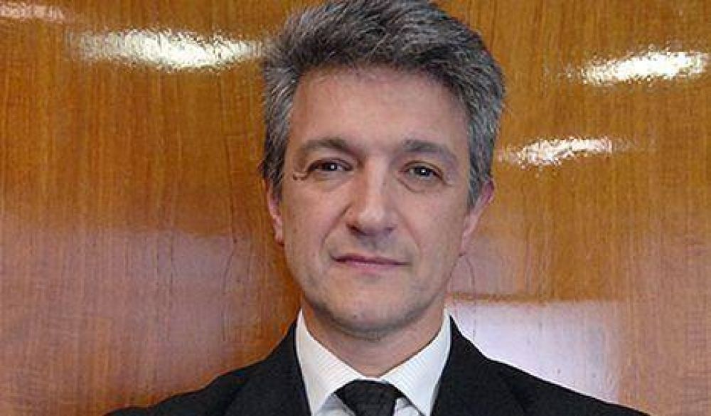 "Es una ley a la medida de una empresa"