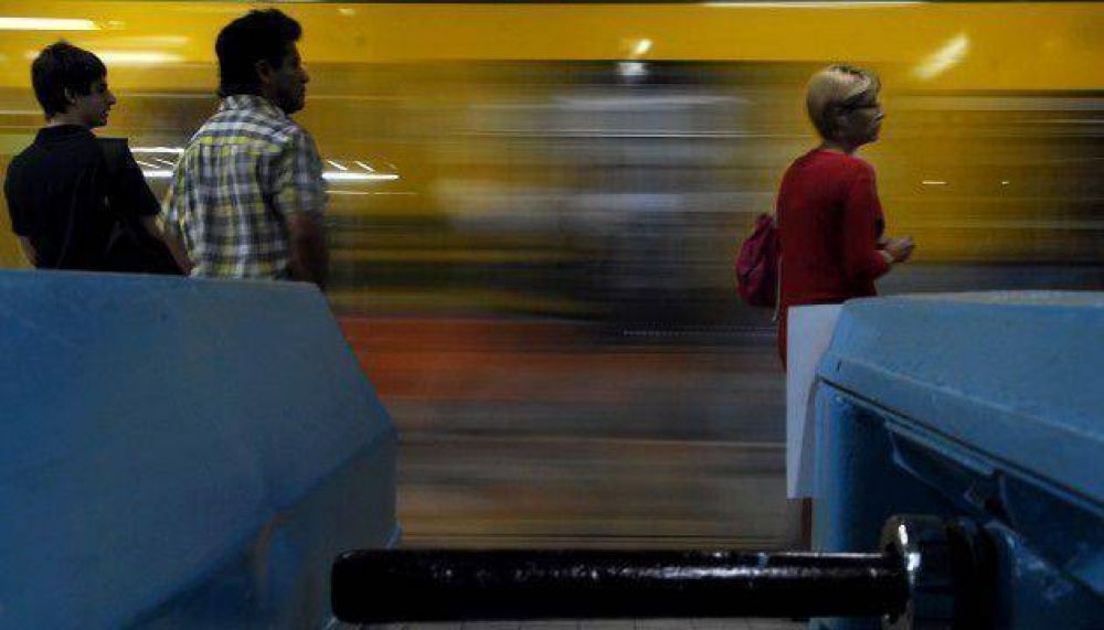 Lanzan una campa�a para extender el horario del subte