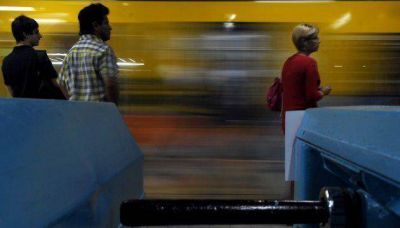 Lanzan una campa�a para extender el horario del subte