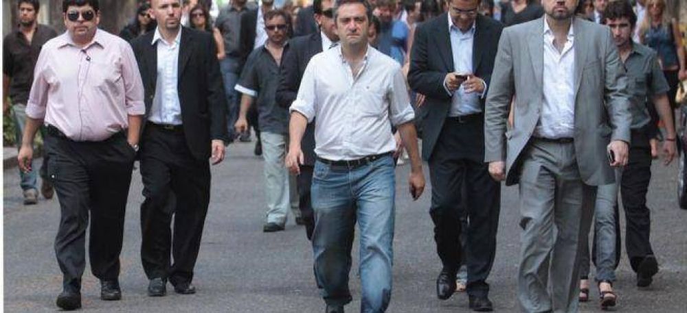 �El Cuervo� Larroque filtra los colectivos para el acto del 25 de mayo