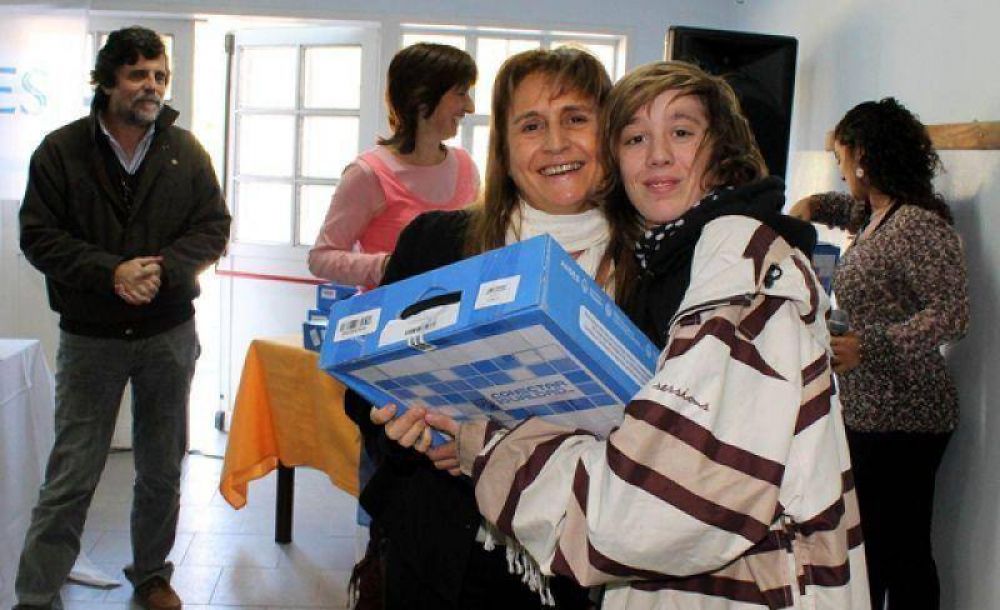 Educaci�n entreg� netbooks a j�venes estudiantes