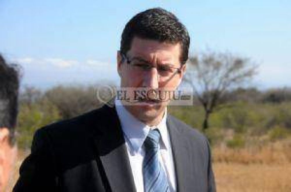 Lo balearon y perdi� un ri��n por tratar de impedir un asalto armado