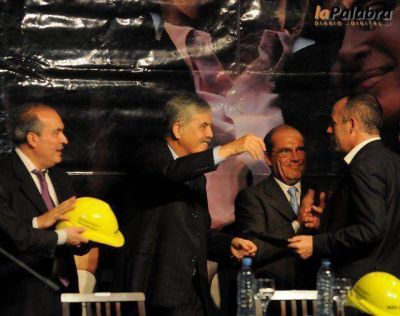 Garc�s firm� con De Vido por obras del plan �M�s Cerca�
