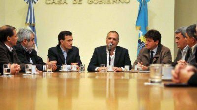 El Gobernador firm� contratos de obras para abastecer de agua a sectores productivos de Rawson y Gaiman