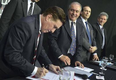 EL INTENDENTE DE LAN�S DAR�O D�AZ P�REZ REFREND� CON SU FIRMA, LA CONCRECI�N DE OBRAS PARA CLUBES DEL DISTRITO