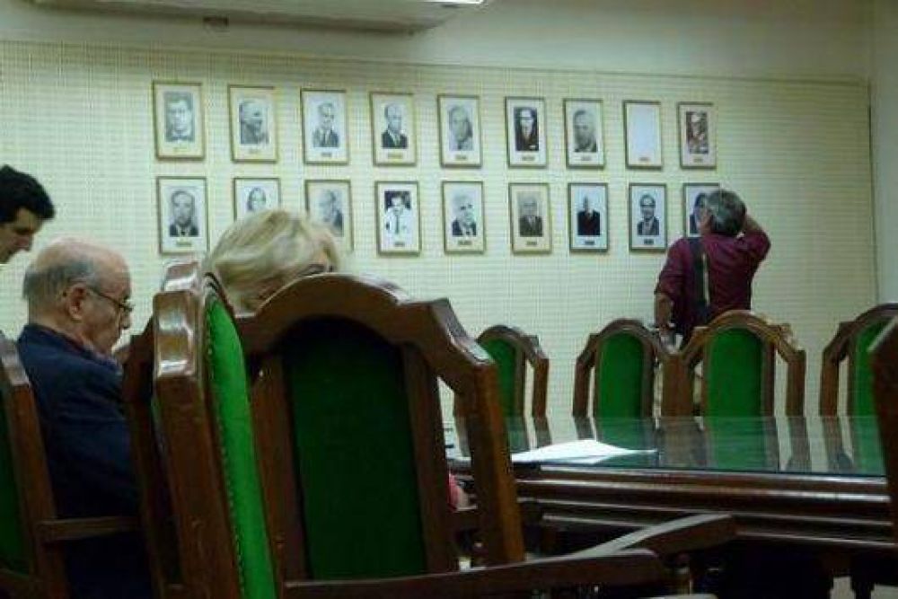 Retiraron el retrato del ex rector Carlos Walker