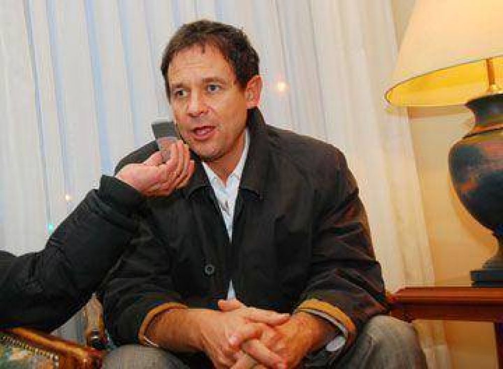 Costa quiere que hijos y nietos de ex ypefianos entren a la petrolera