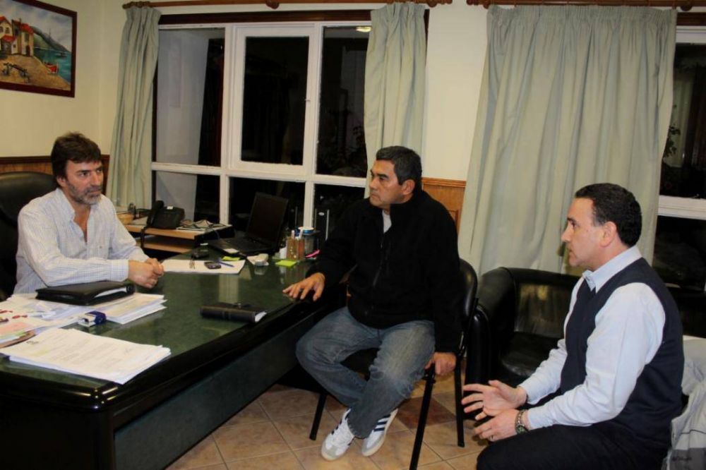 El secretario de Gobierno se reuni� con representantes de la Asociaci�n de Taxis