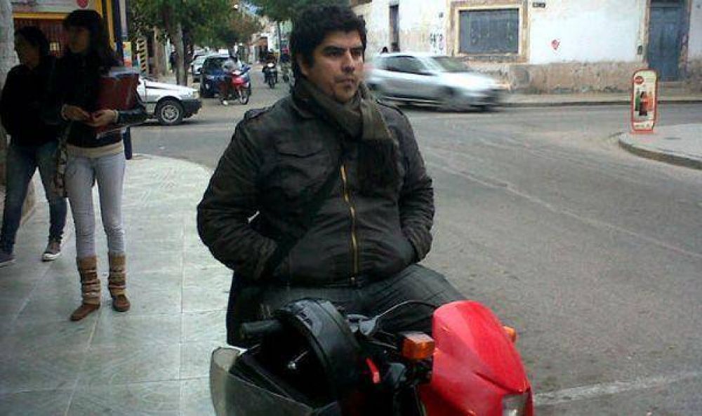 Estuvo ocho horas a la intemperie por no dejar que retengan su moto