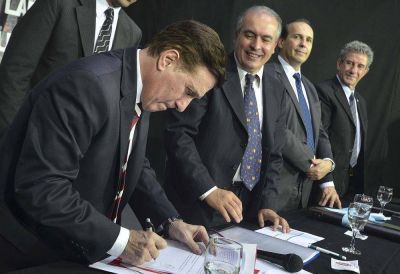 EL INTENDENTE DE LAN�S DAR�O D�AZ P�REZ REFREND� CON SU FIRMA, LA CONCRECI�N DE OBRAS PARA CLUBES DEL DISTRITO
