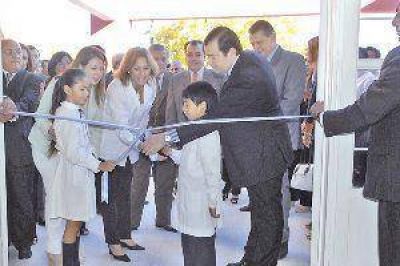 El gobernador inaugurar� hoy un jard�n de infantes y una planta potabilizadora en Sil�pica