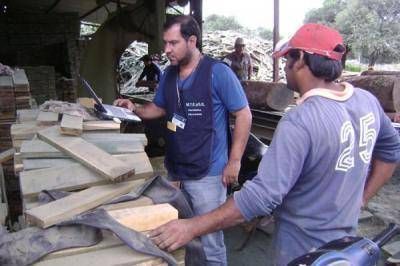 Gildo Insfr�n fomenta el clientelismo empresarial
