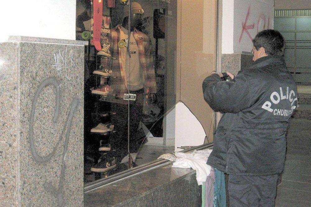 Trelew: chicos de 12 y 14 a�os saquean tienda a una cuadra de una Comisar�a