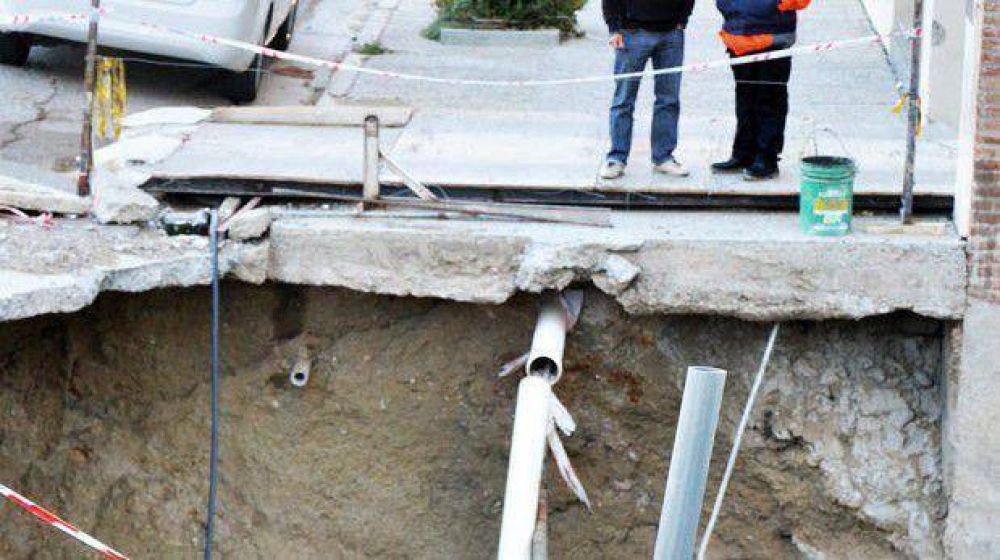 El hundimiento de la calzada oblig� a bloquear el tr�nsito en Dorrego e Italia
