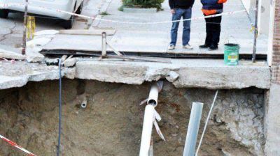 El hundimiento de la calzada oblig� a bloquear el tr�nsito en Dorrego e Italia
