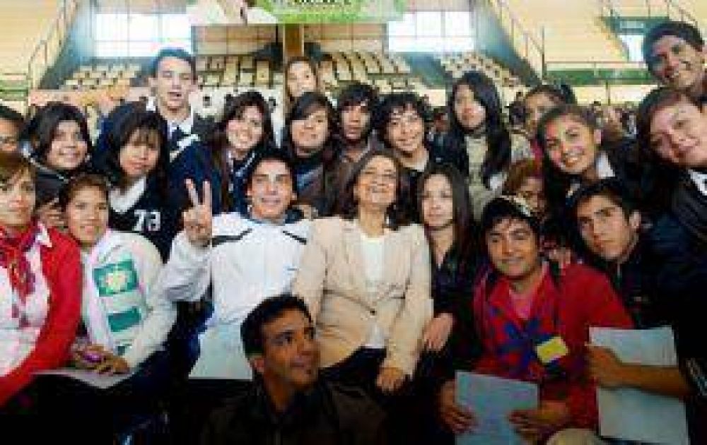 Corpacci inst� a los j�venes a �no desaprovechar� derechos