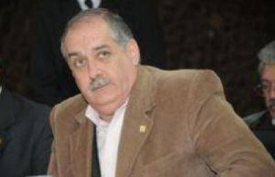 Senadores �bajaron al barro� en un duro cruce en el recinto