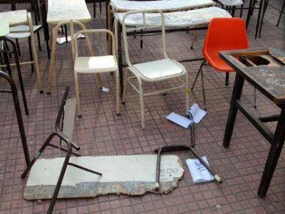 Funcionarios provinciales llegaron con $400.000 y promesas varias para la ca�tica situaci�n edilicia escolar