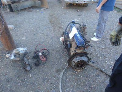 Roban camioneta y son sorprendidos desmantel�ndola