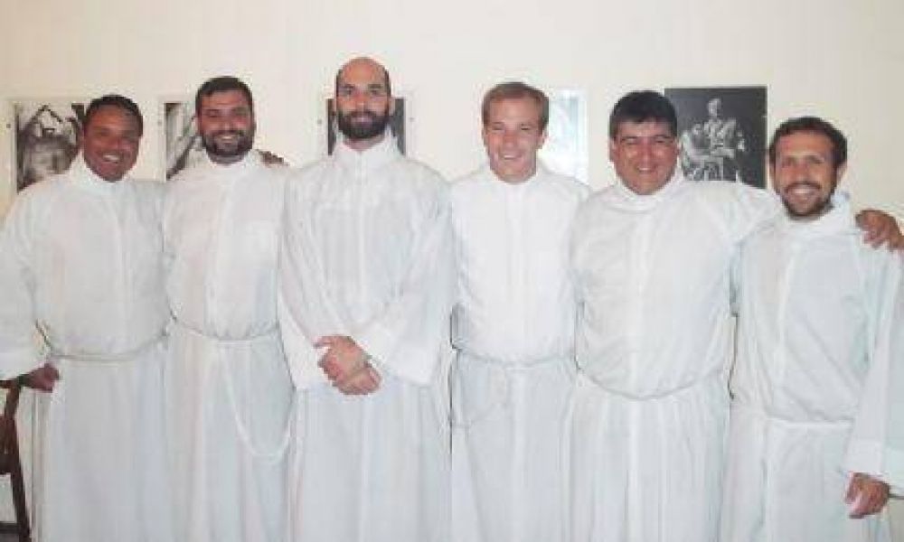 Ordenan di�conos a seis j�venes en el camino al sacerdocio