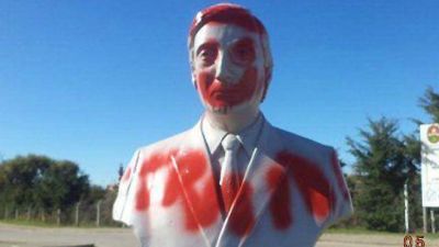 Agreden por segunda vez el busto de N�stor Kirchner en "La Hist�rica"	 