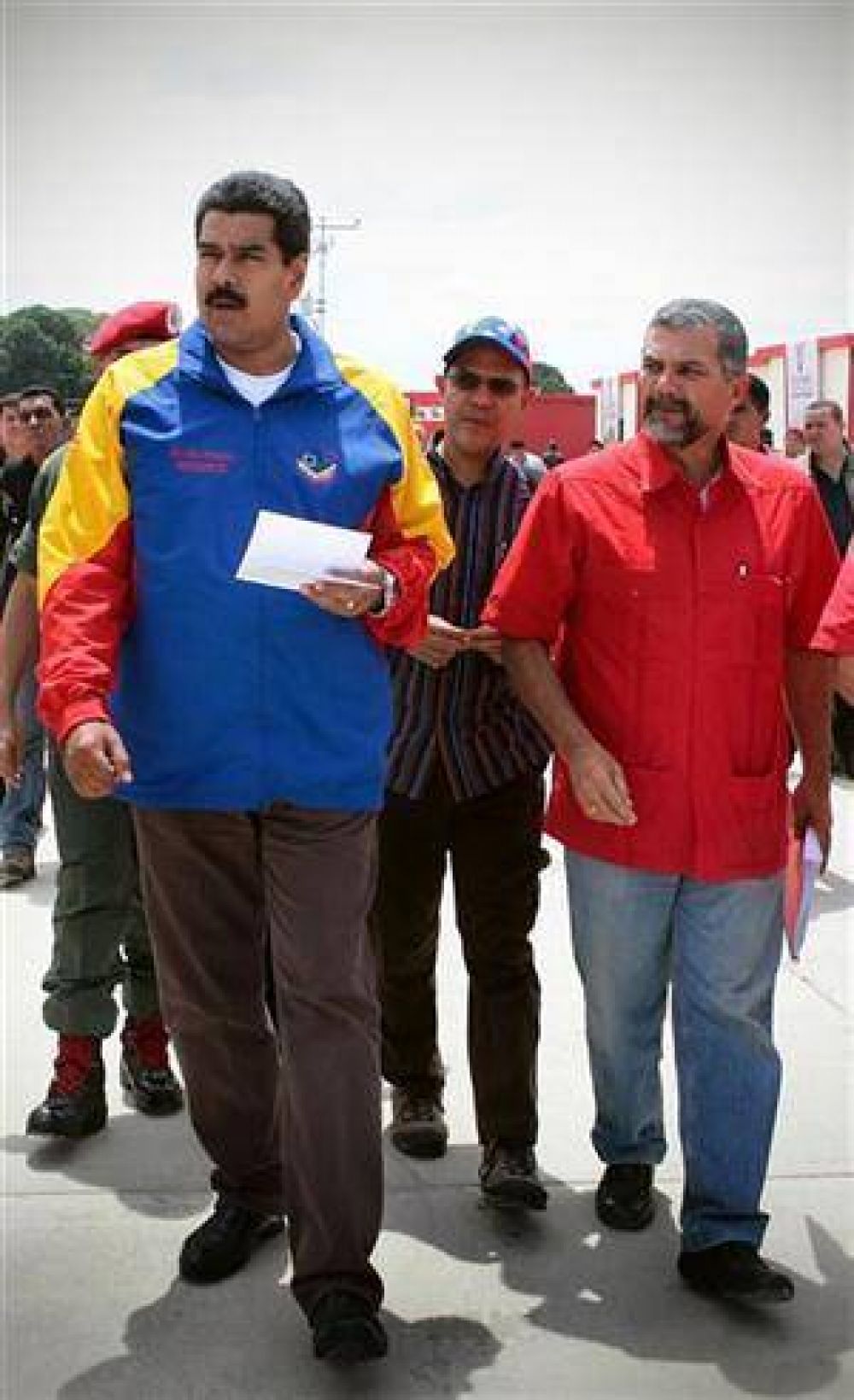 Maduro vuelve a arremeter contra medios independientes