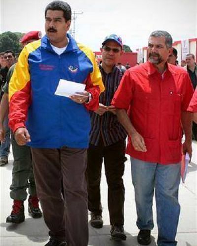 Maduro vuelve a arremeter contra medios independientes