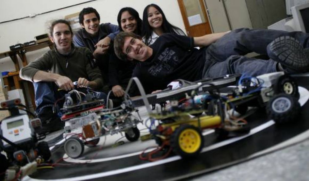 Los estudiantes que arman robots reciclando objetos