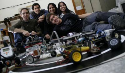 Los estudiantes que arman robots reciclando objetos