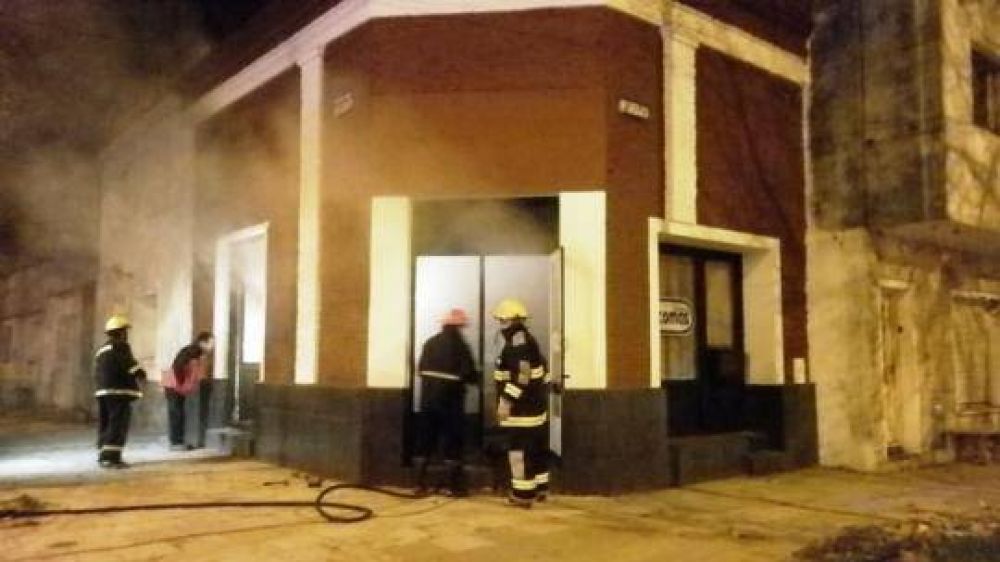 Se incendi� una poller�a en Leonetti y Rivadavia