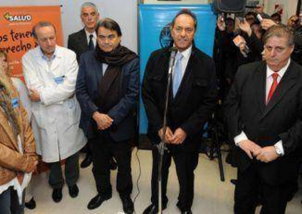 Scioli trajo equipamiento para el Hospital Julio M�ndez de Bernal