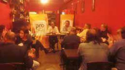 Herrera Bravo present� su libro junto a M�s PRO Avellaneda