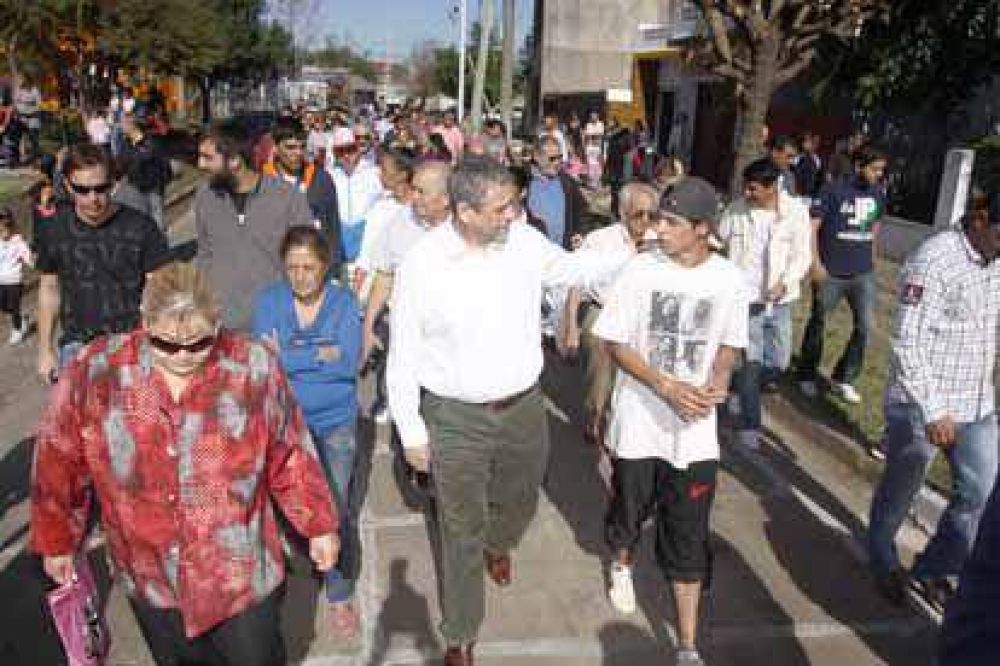 Ferraresi inaugur� la pavimentaci�n de la calle Sol�s y obras en el Jard�n Municipal N�14