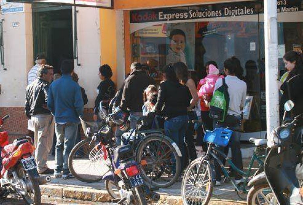 Toda la noche en vela para conseguir el DNI