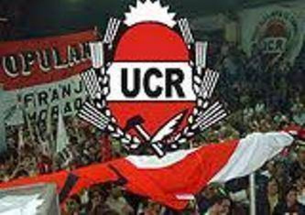 UCR: Chau dedo�bienvenida democracia.