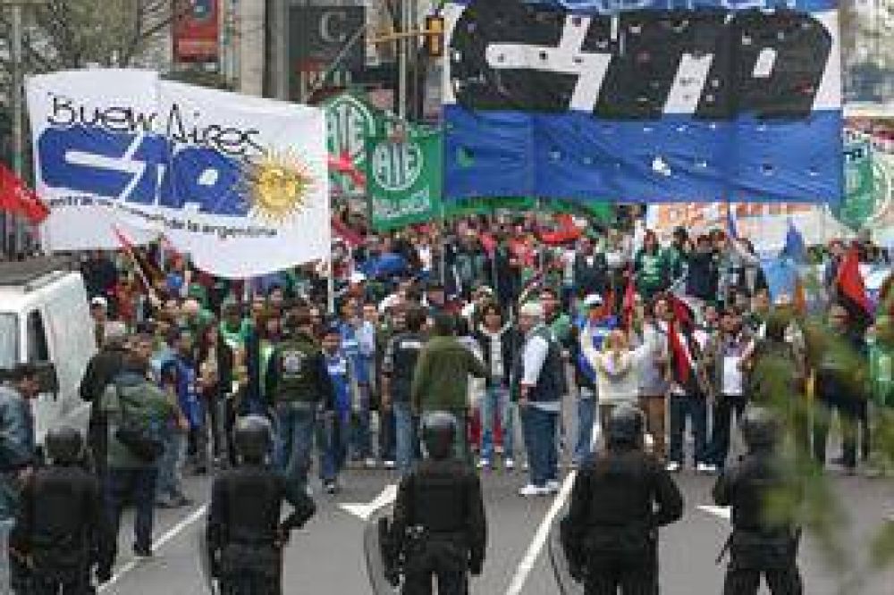 Tres marchas en el centro porte�o durante la ma�ana