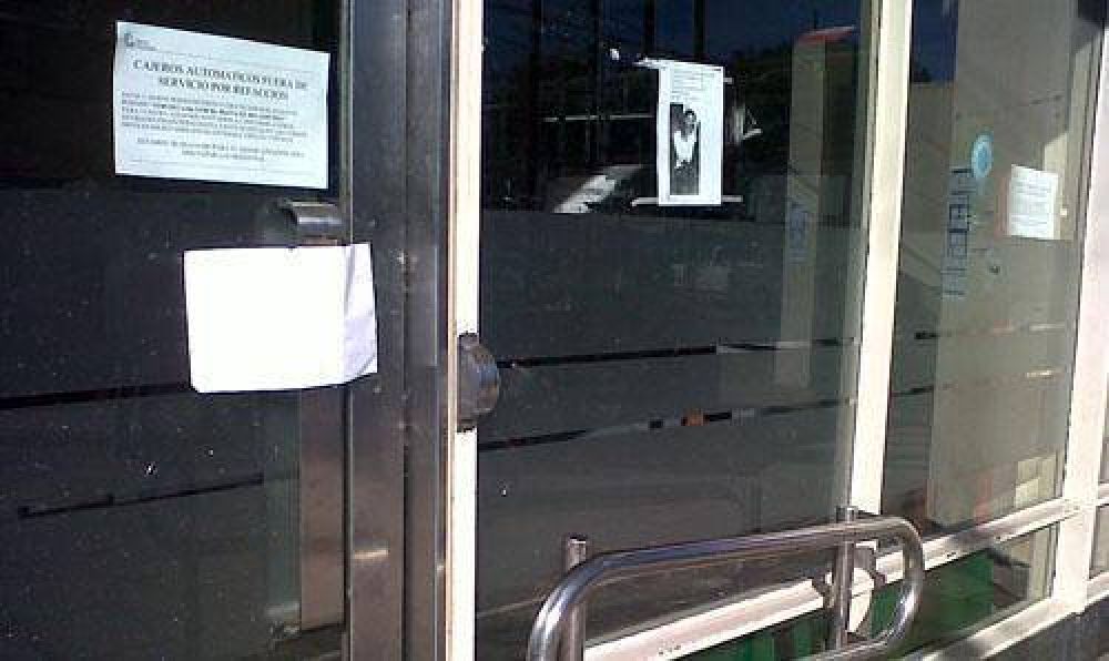 Cierran tres cajeros y son interminables las colas para extraer dinero