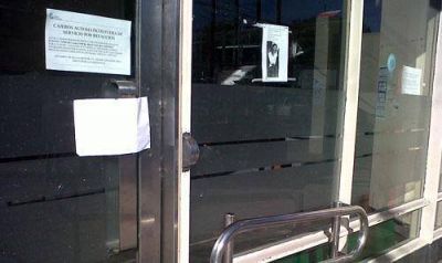 Cierran tres cajeros y son interminables las colas para extraer dinero